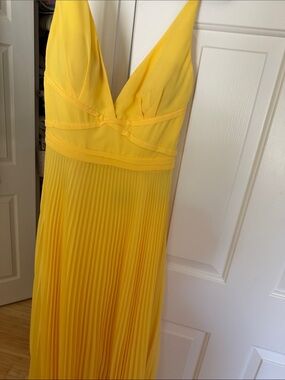 Laundry by shelli segalYellow Pleated V-Neck Maxi Dress size10